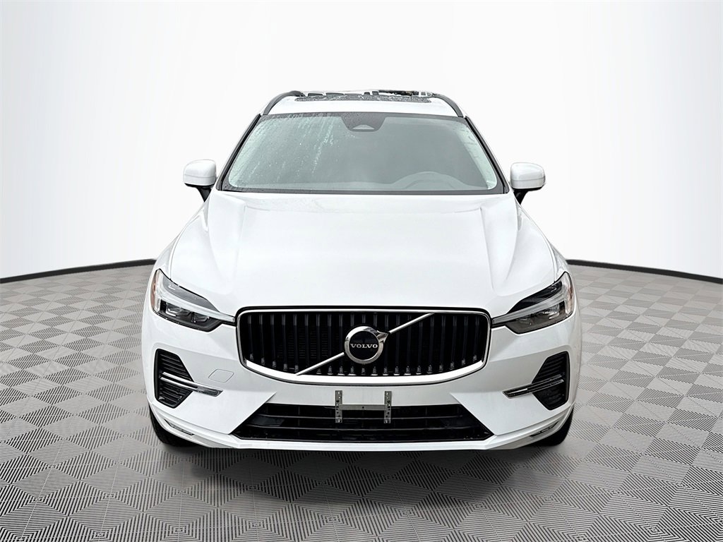 Used 2022 Volvo XC60 B5 Momentum image 2