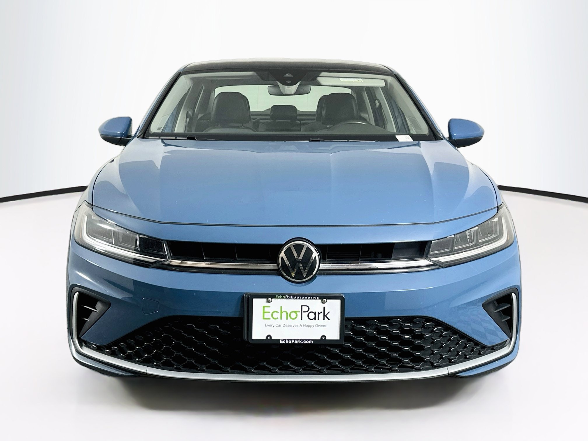 Used 2025 Volkswagen Jetta SE FWD image 2