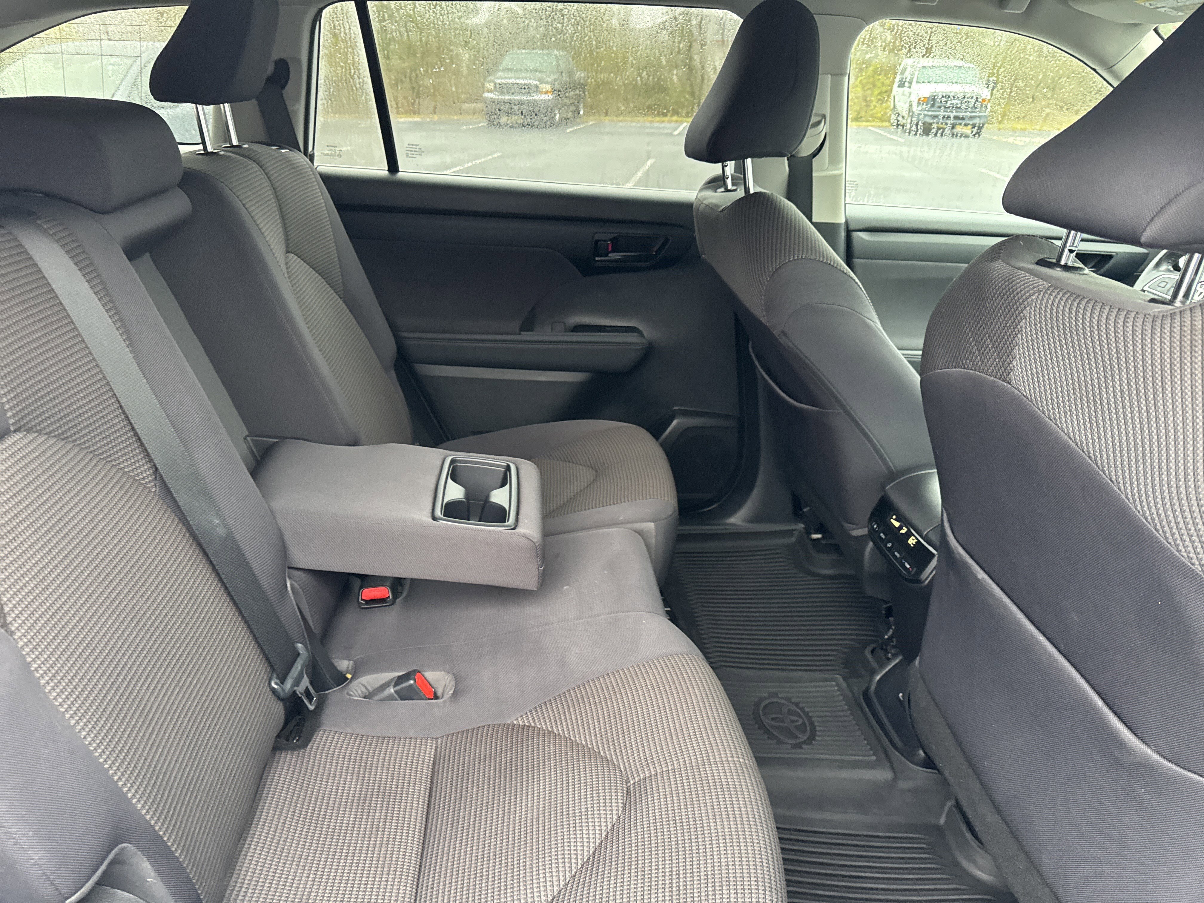 Used 2023 Toyota Highlander LE image 29