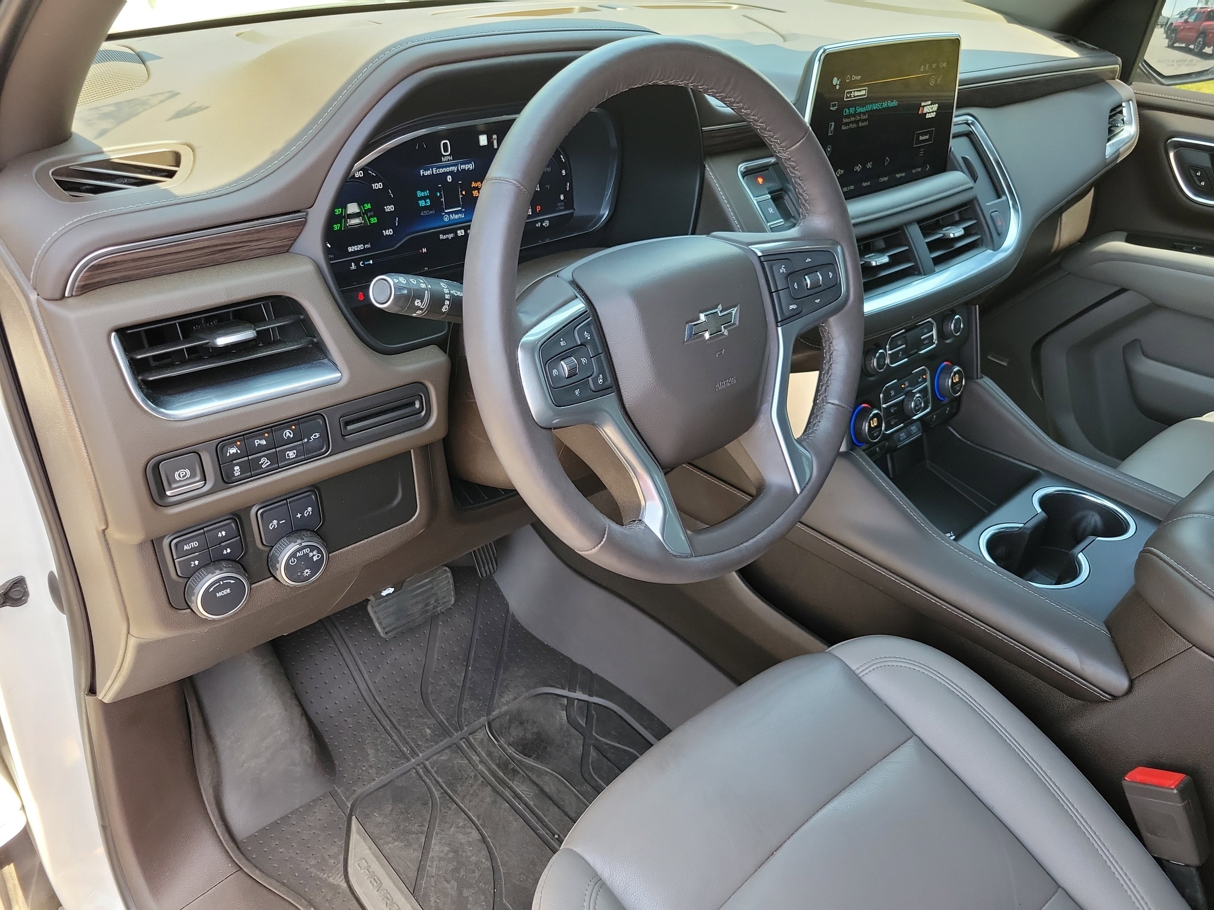 Used 2022 Chevrolet Tahoe Z71 w/ Luxury Package AWD/4WD image 3