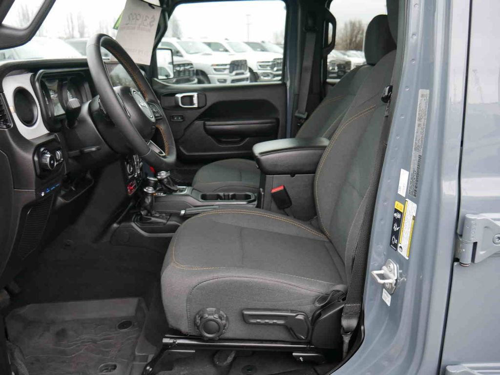 Used 2024 Jeep Wrangler Unlimited image 28
