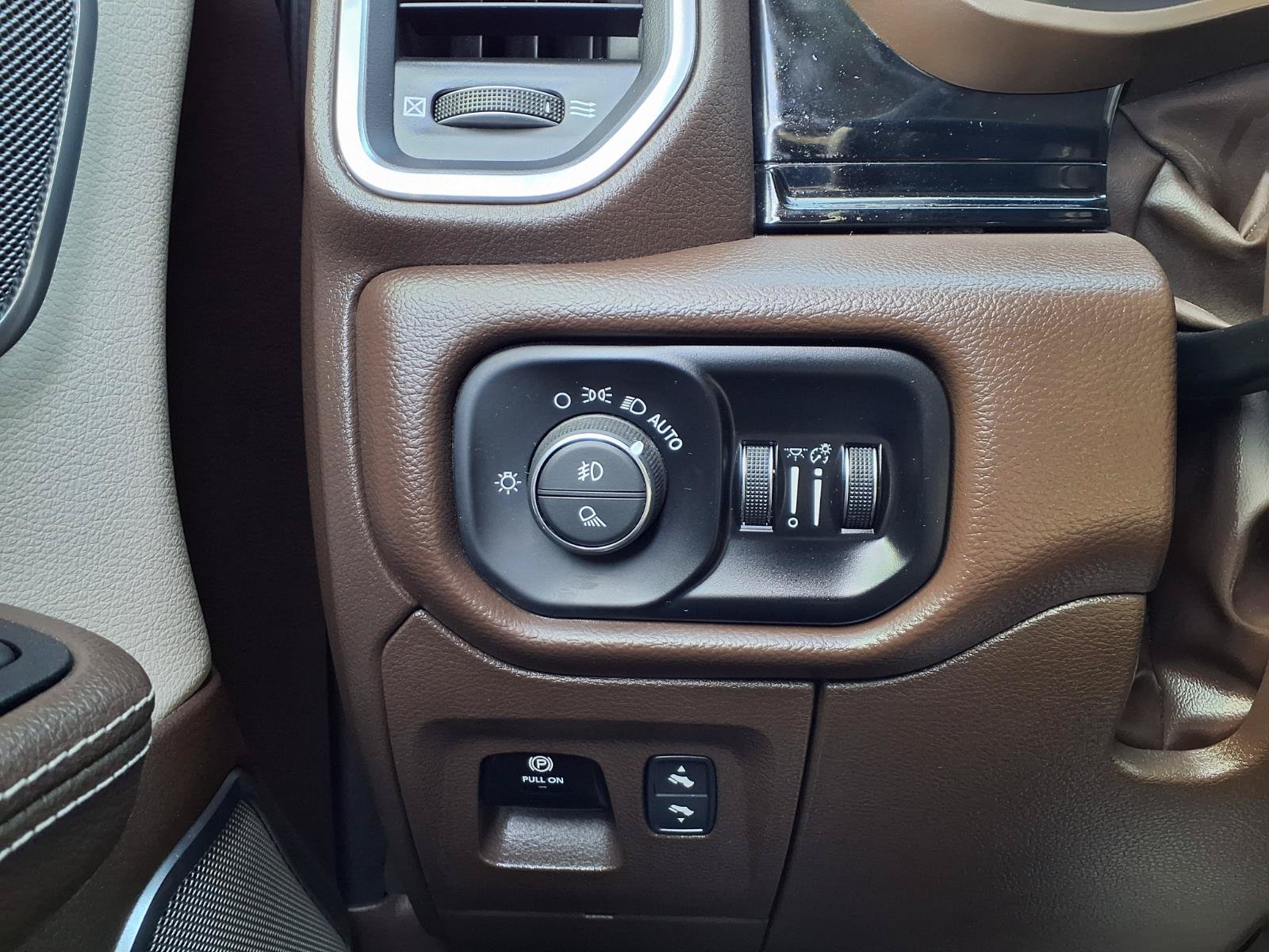 Used 2025 RAM 1500 Laramie AWD/4WD image 13