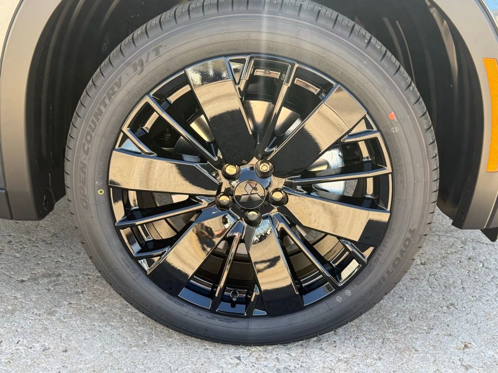 New 2026 Mitsubishi Outlander LE image 16