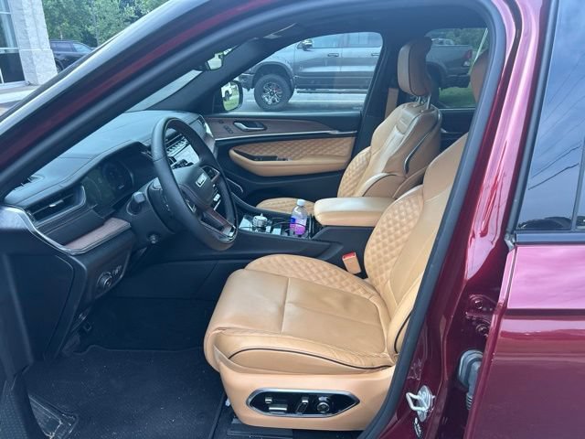 Used 2025 Jeep Grand Cherokee L Summit w/ Luxury Tech Group V AWD/4WD image 11