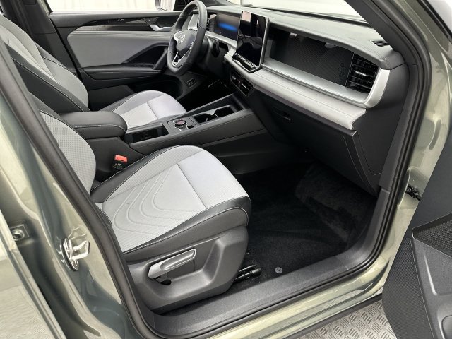 Certified 2026 Volkswagen Tiguan SE R-Line AWD/4WD image 24