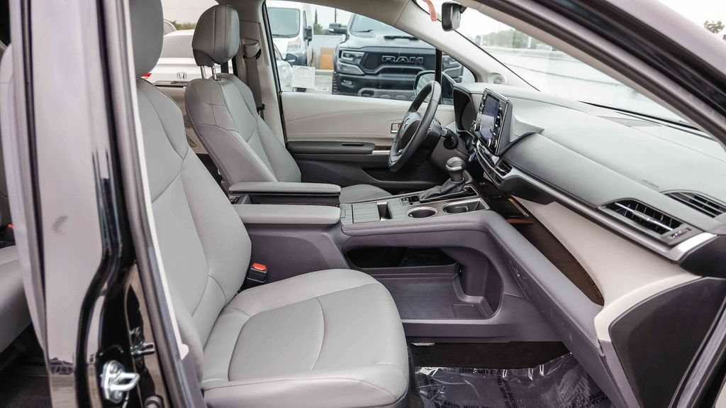 Used 2024 Toyota Sienna XLE w/ XLE Plus Package FWD image 21