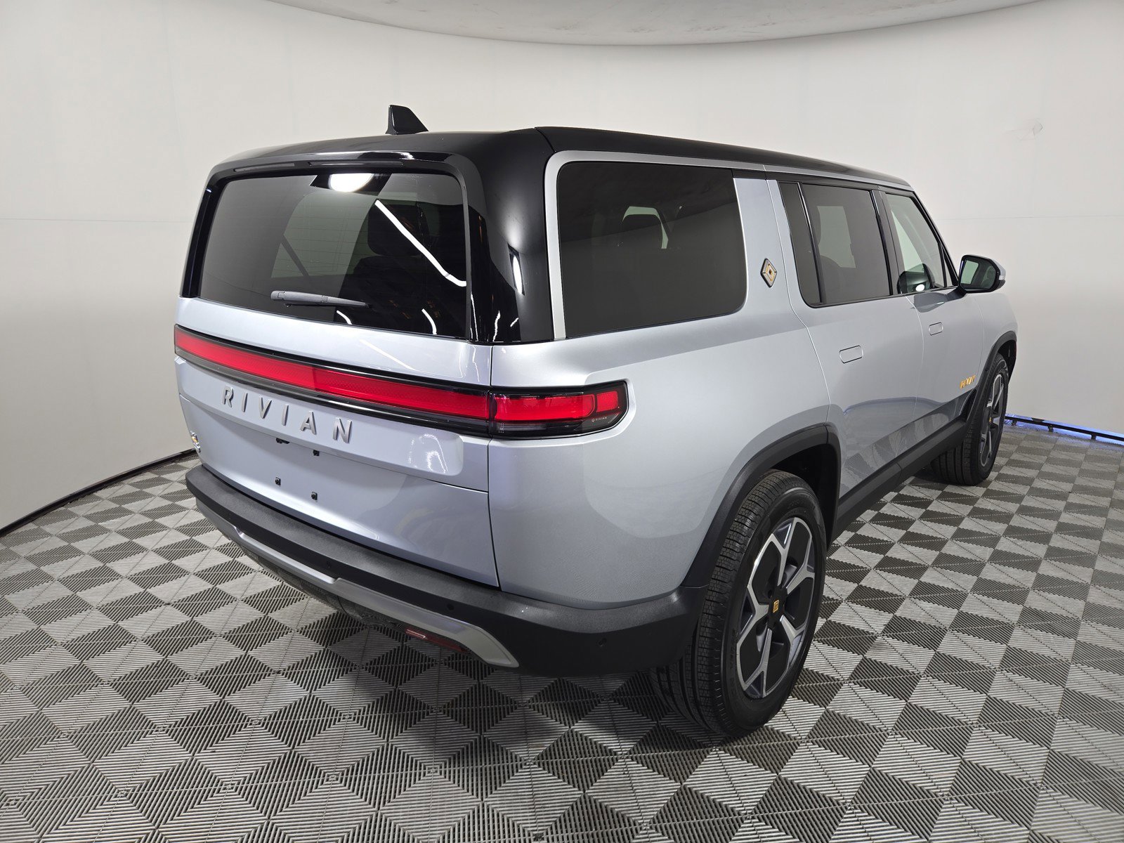 Used 2024 Rivian R1S Adventure AWD/4WD image 5