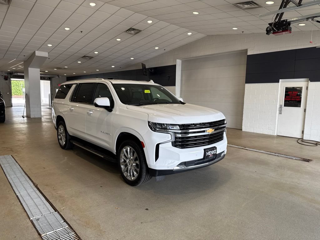 Used 2022 Chevrolet Suburban LT w/ Luxury Package AWD/4WD image 1