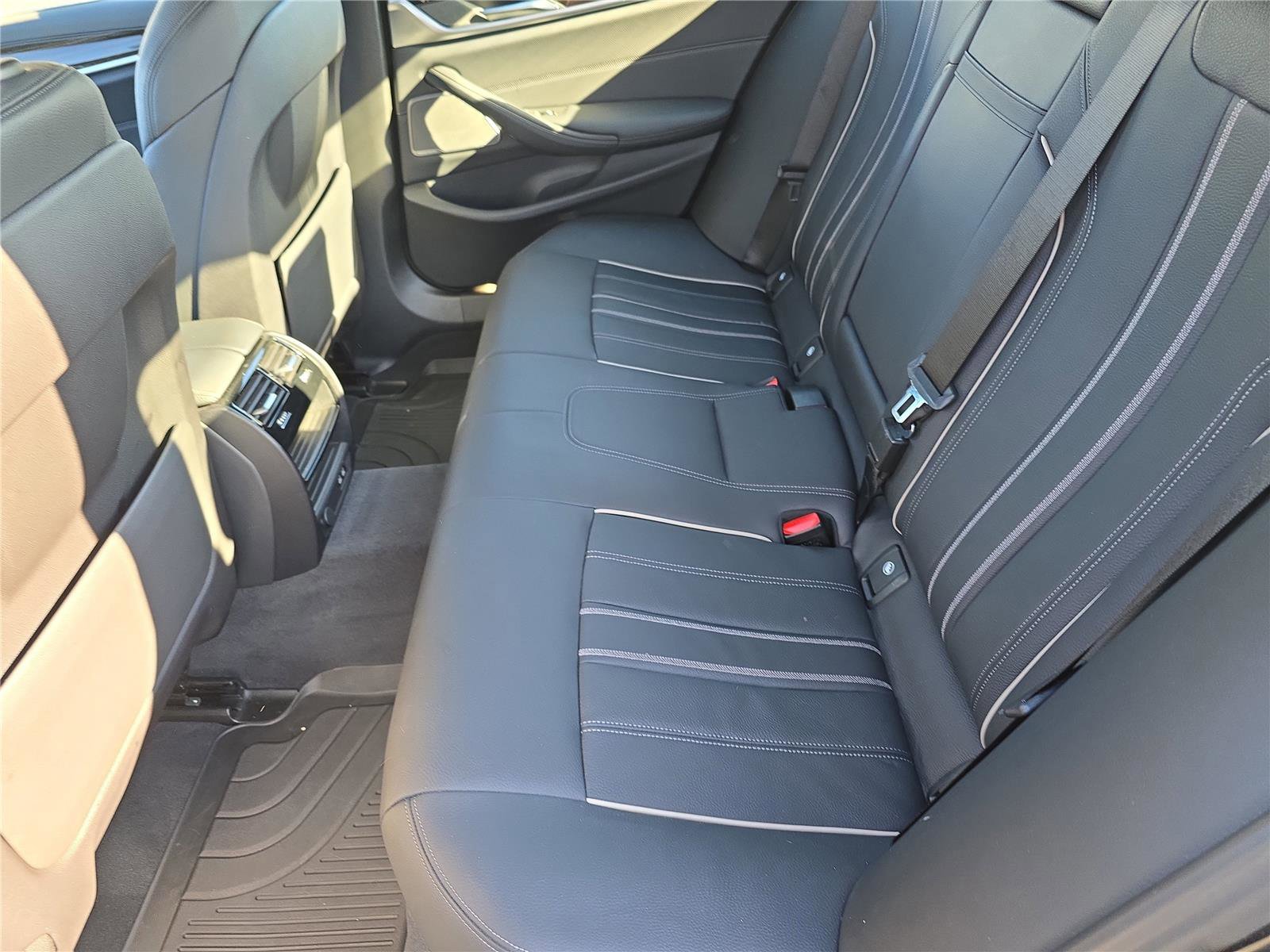 Used 2023 BMW 530e xDrive w/ Premium Package image 15