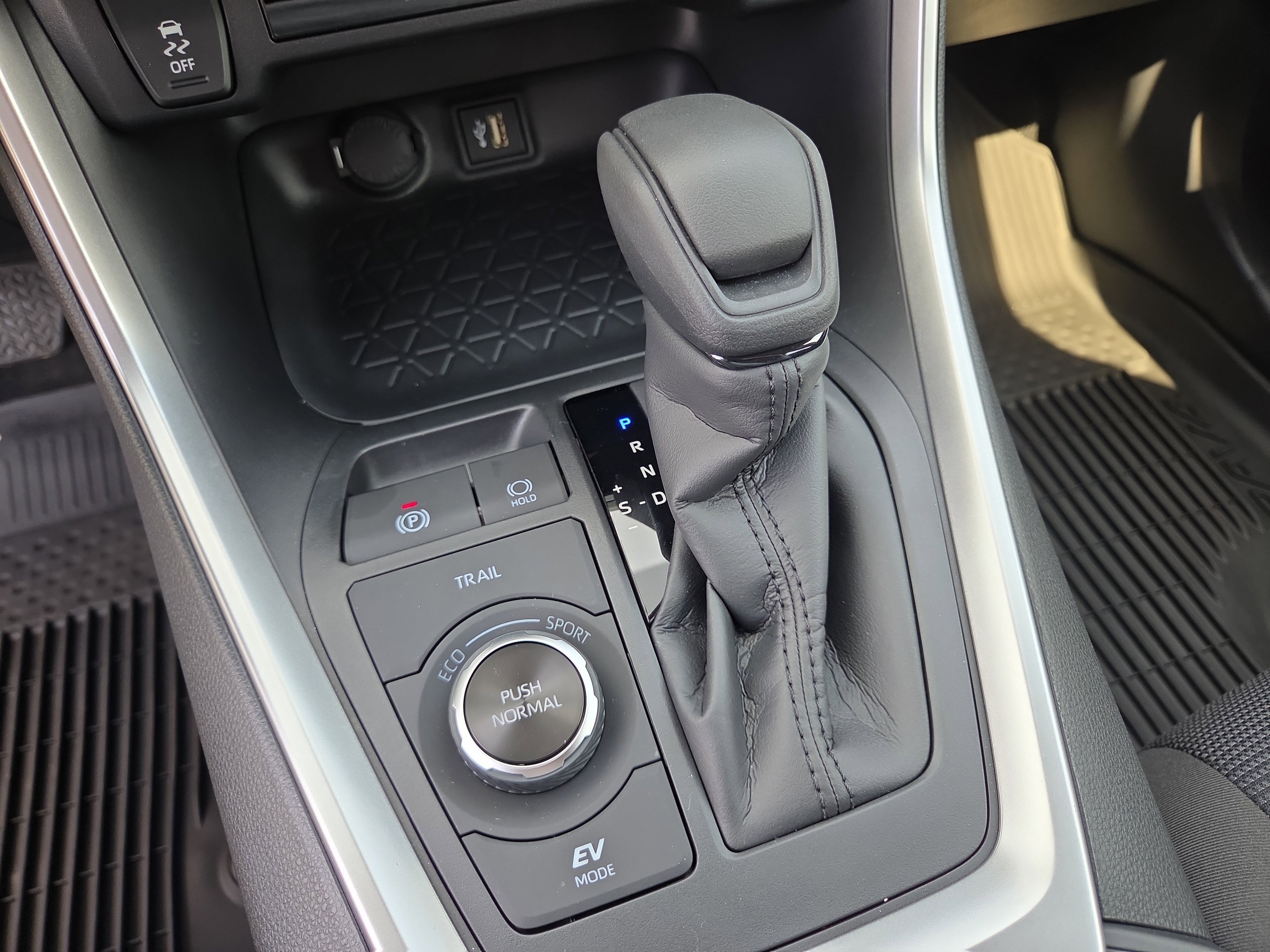 Certified 2025 Toyota RAV4 LE image 28