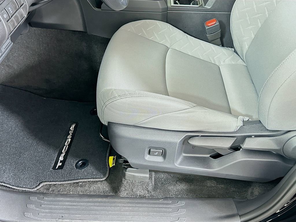 Certified 2025 Toyota Tacoma SR5 AWD/4WD image 19