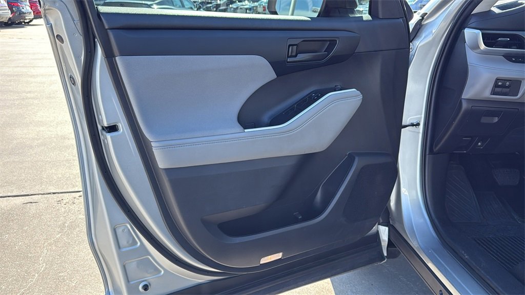 Used 2023 Toyota Highlander L image 9