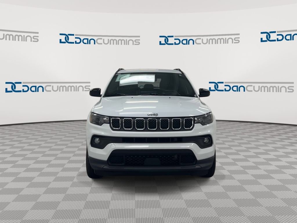 Used 2024 Jeep Compass Latitude AWD/4WD image 3