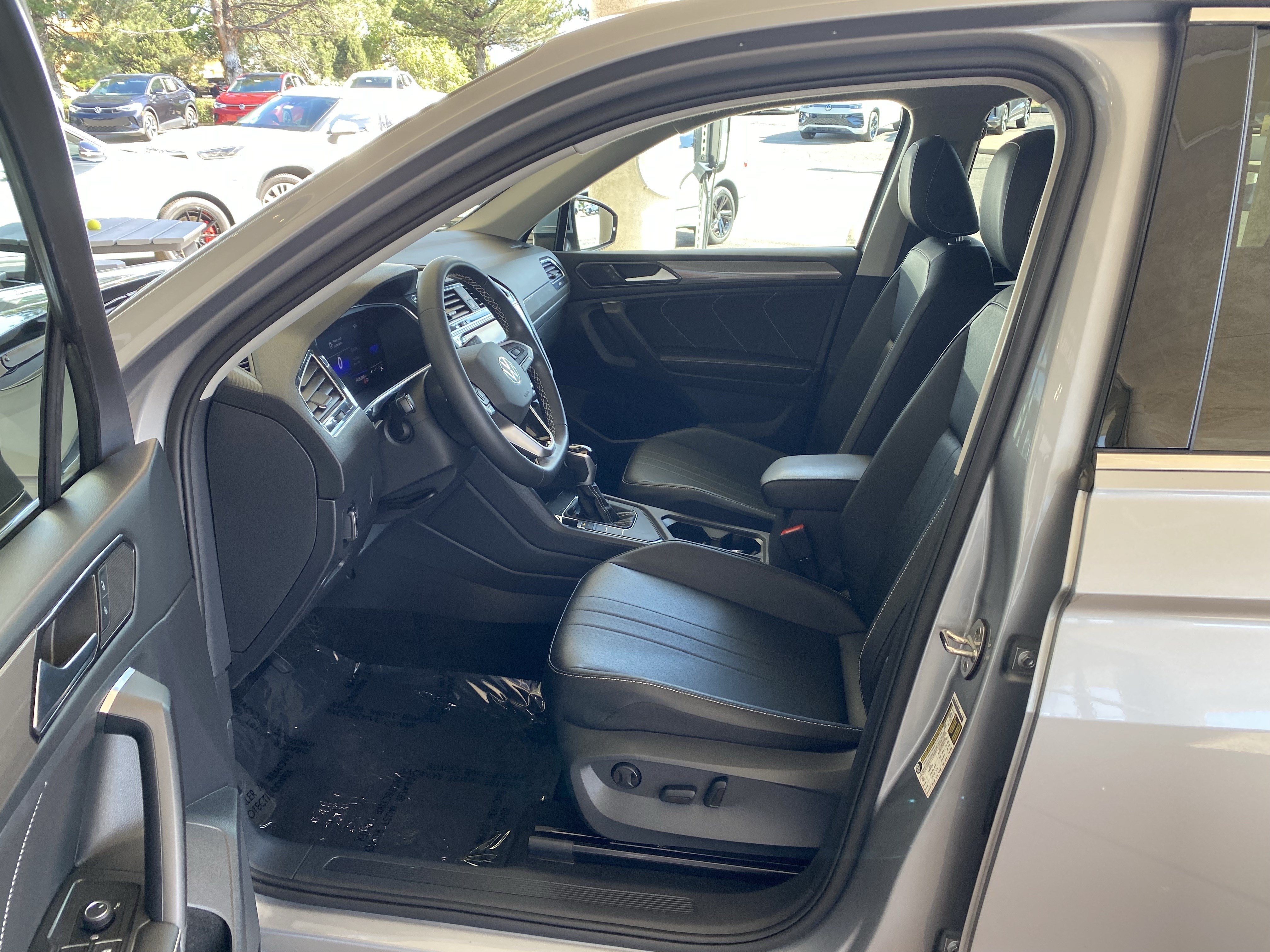 Certified 2023 Volkswagen Tiguan SE FWD image 32