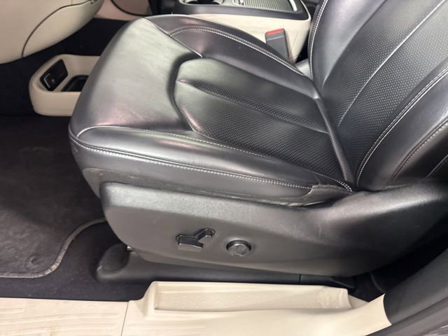 Used 2023 Chrysler Pacifica Touring-L image 31