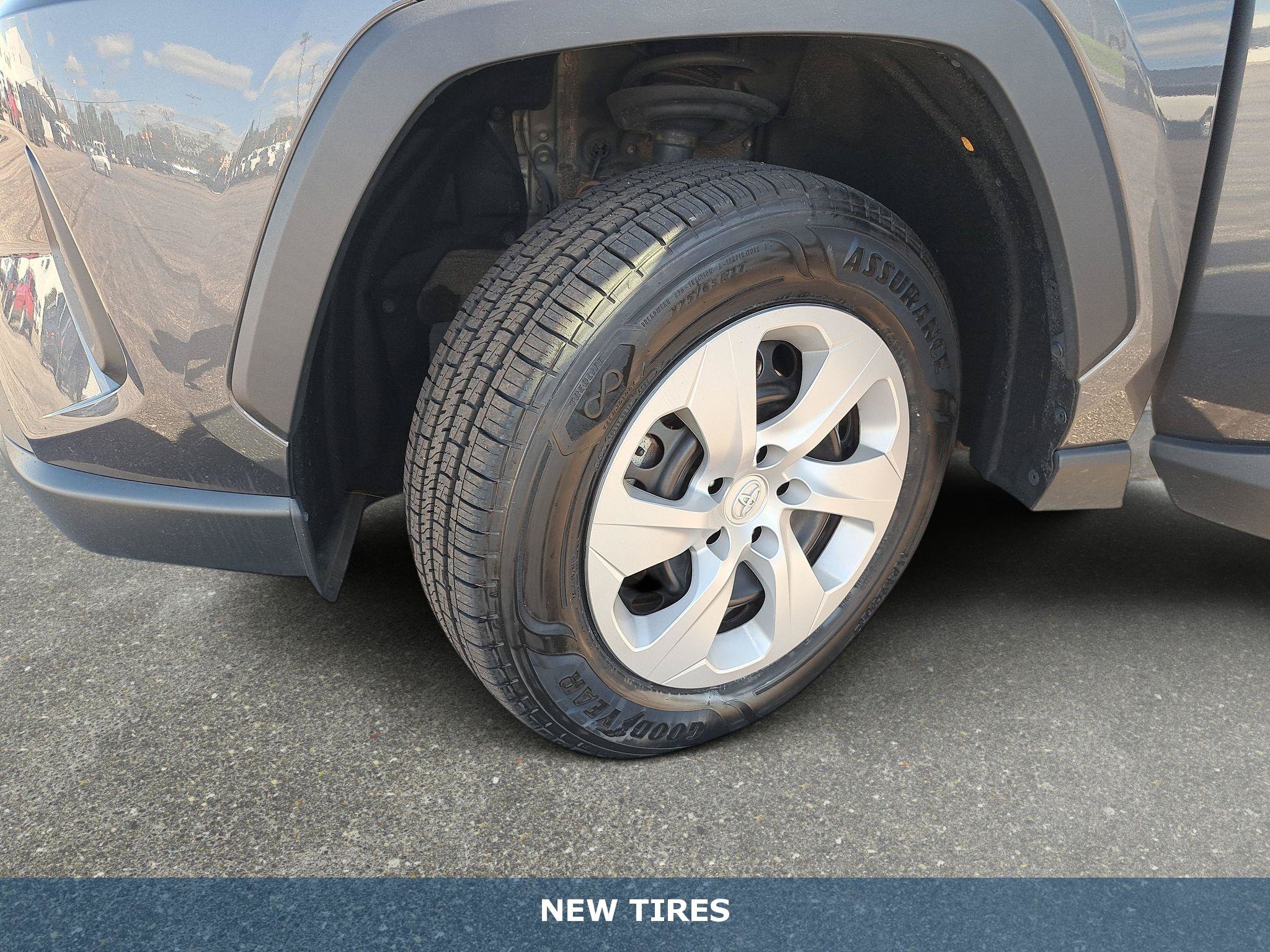 Used 2025 Toyota RAV4 LE AWD/4WD image 31