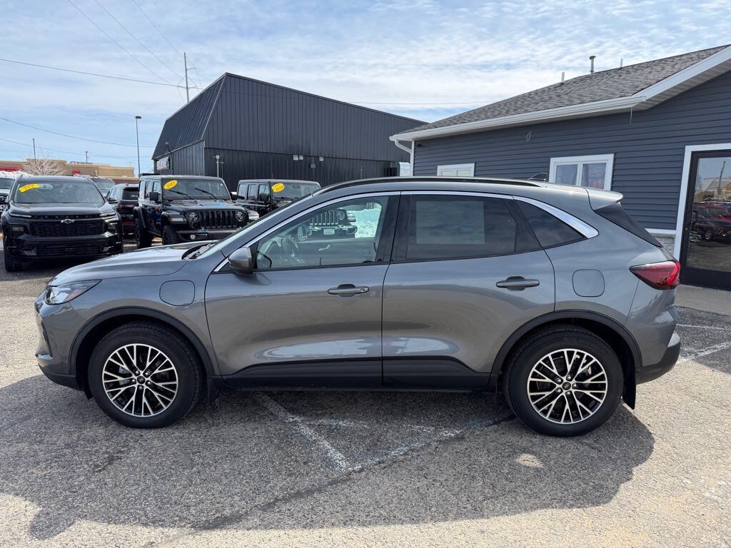 Used 2024 Ford Escape SE w/ Class II Trailer Tow Package FWD image 2