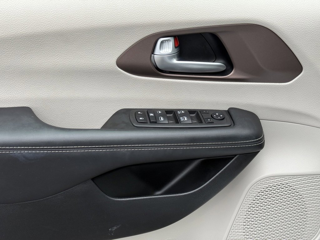 Used 2024 Chrysler Voyager LX image 13