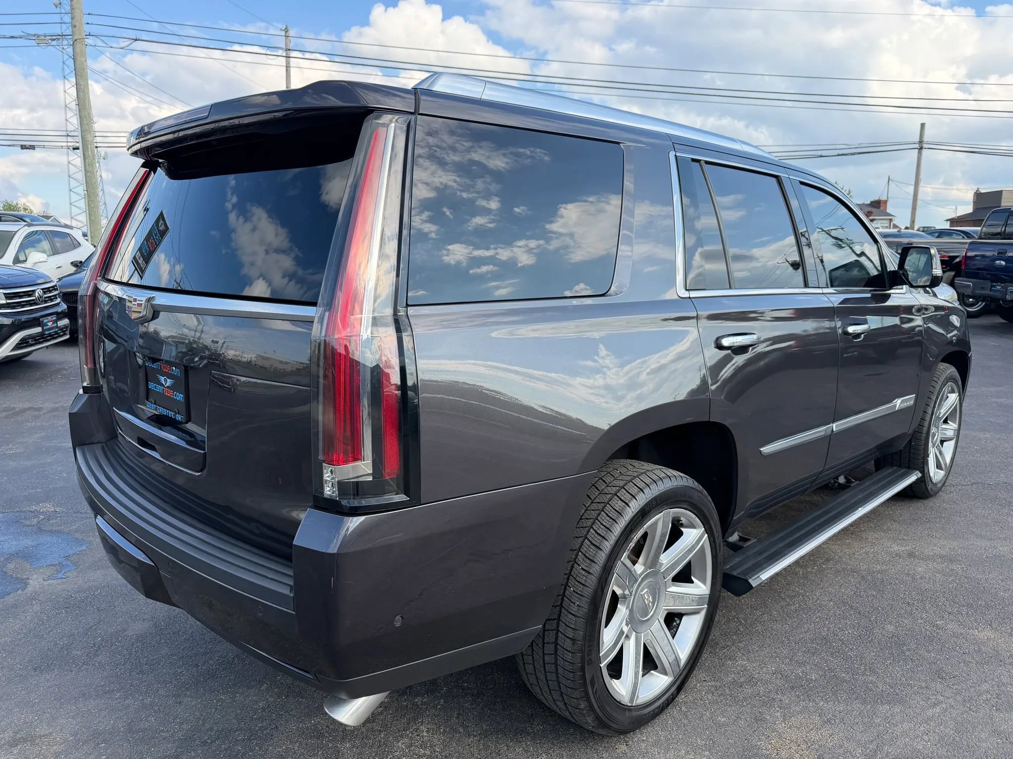 Used 2017 Cadillac Escalade Premium Luxury AWD/4WD image 3