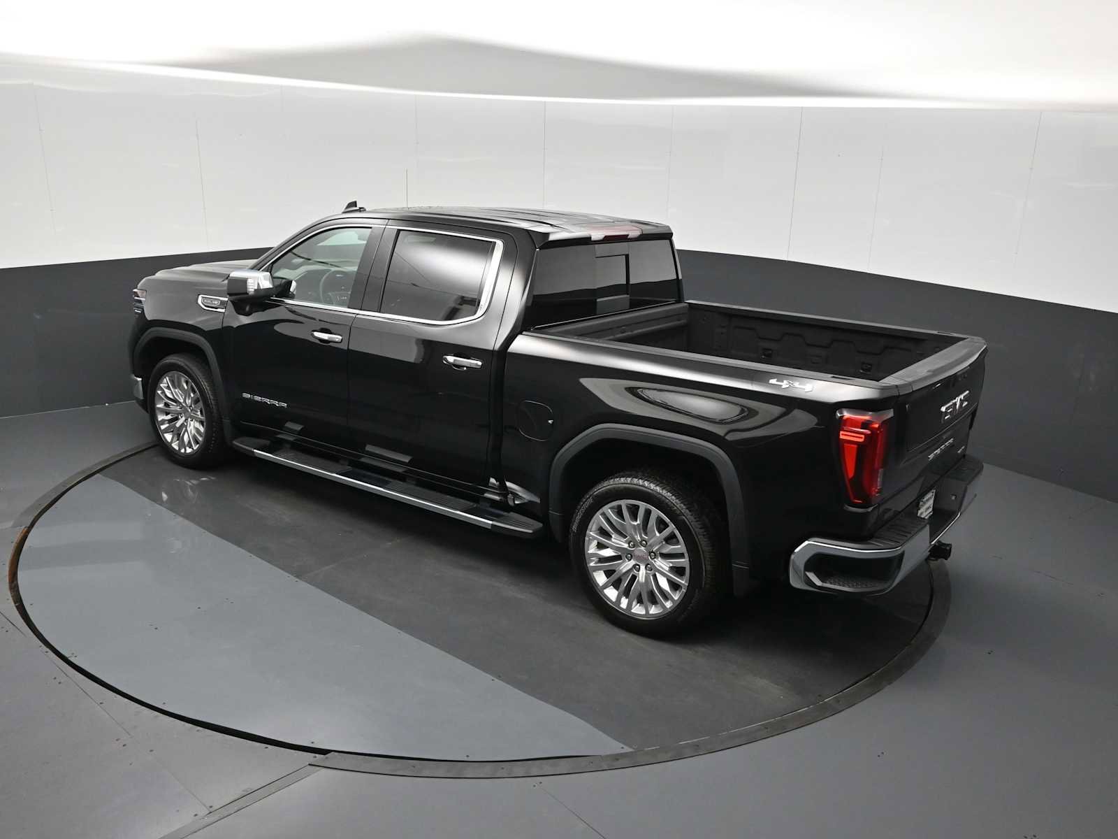 Used 2024 GMC Sierra 1500 SLT w/ SLT Convenience Package AWD/4WD image 12