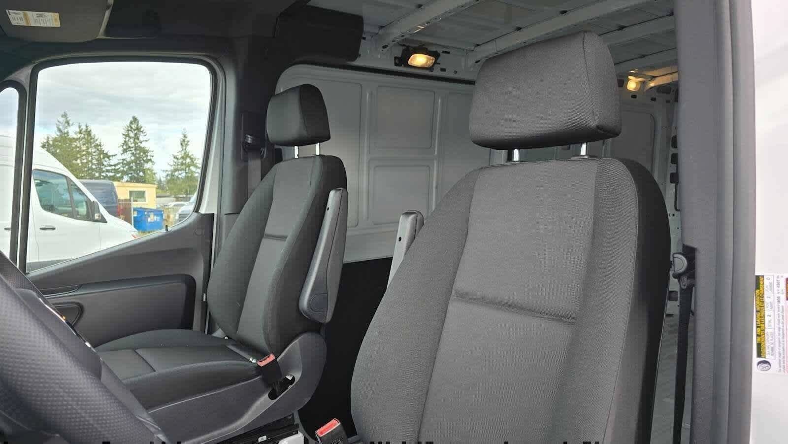 Used 2025 Mercedes-Benz Sprinter 2500 image 24