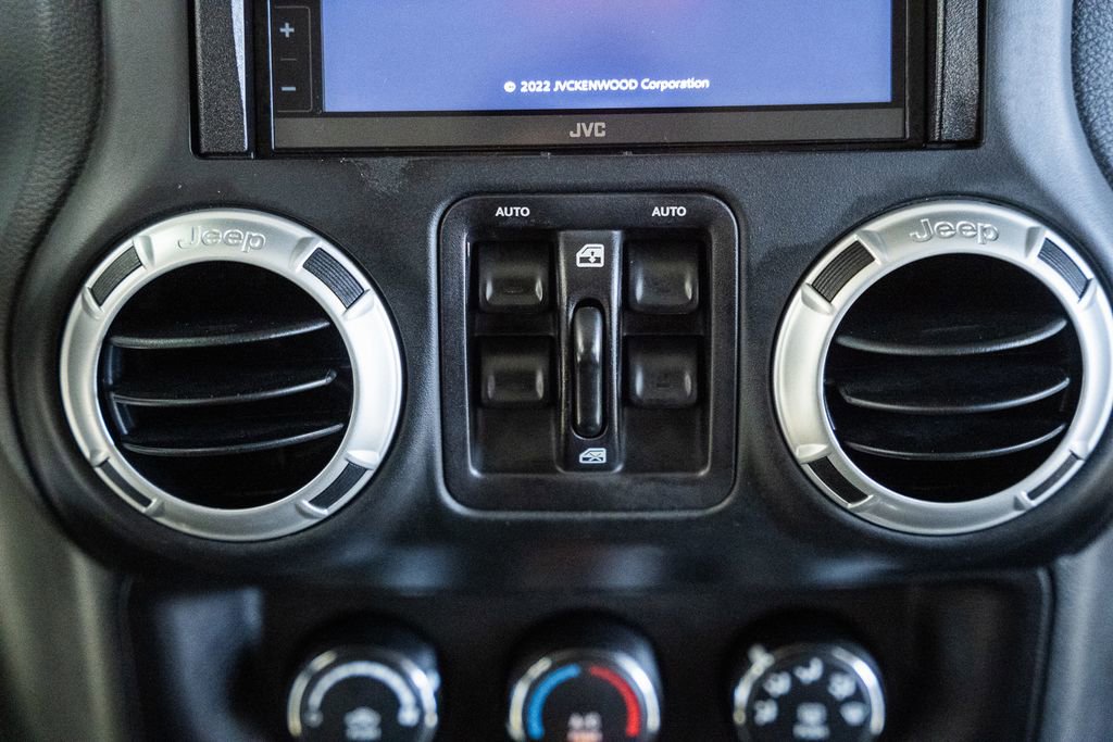 Used 2018 Jeep Wrangler Unlimited Rubicon w/ Connectivity Group image 32