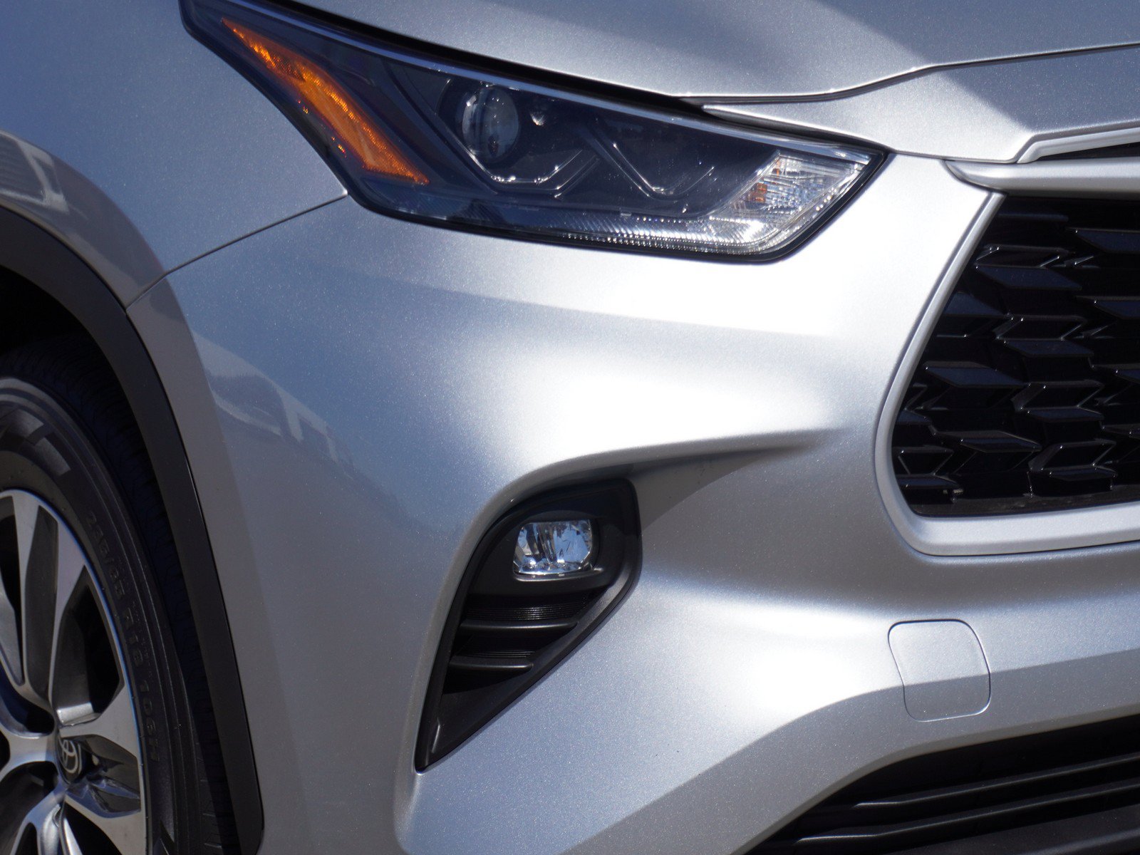 Used 2023 Toyota Highlander XLE FWD image 3