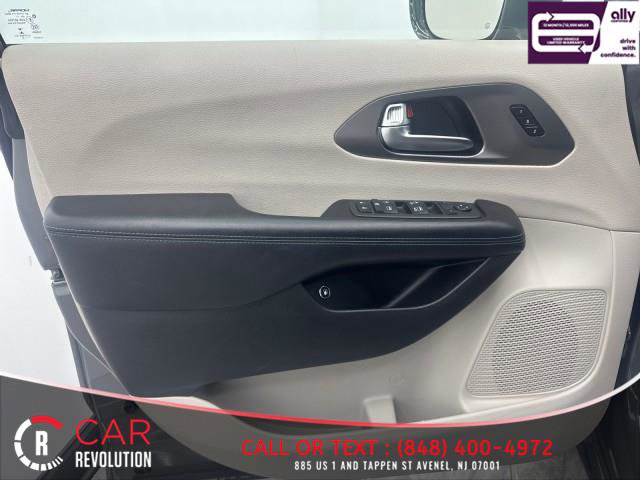 Used 2021 Chrysler Pacifica Touring-L image 16