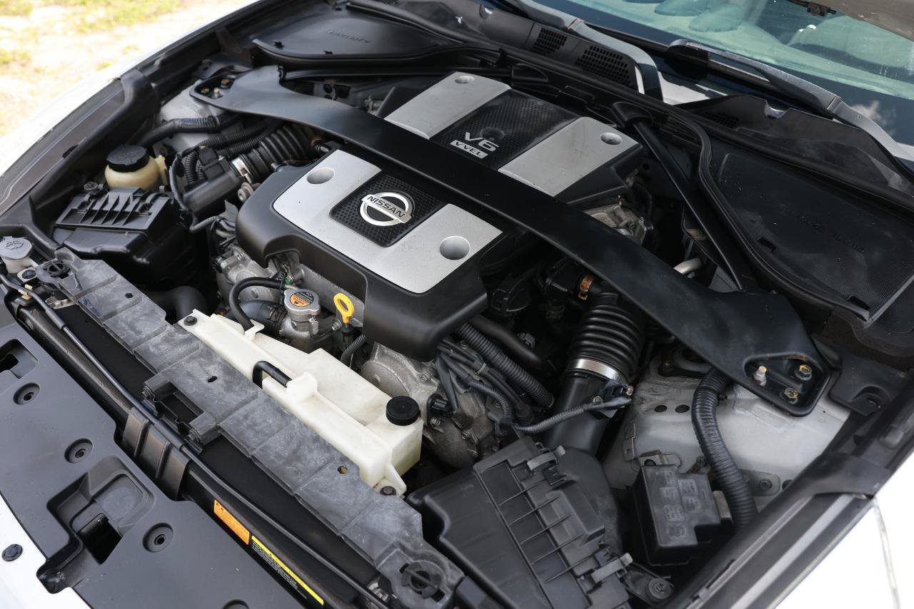 Used 2009 Nissan 370Z Touring RWD image 43
