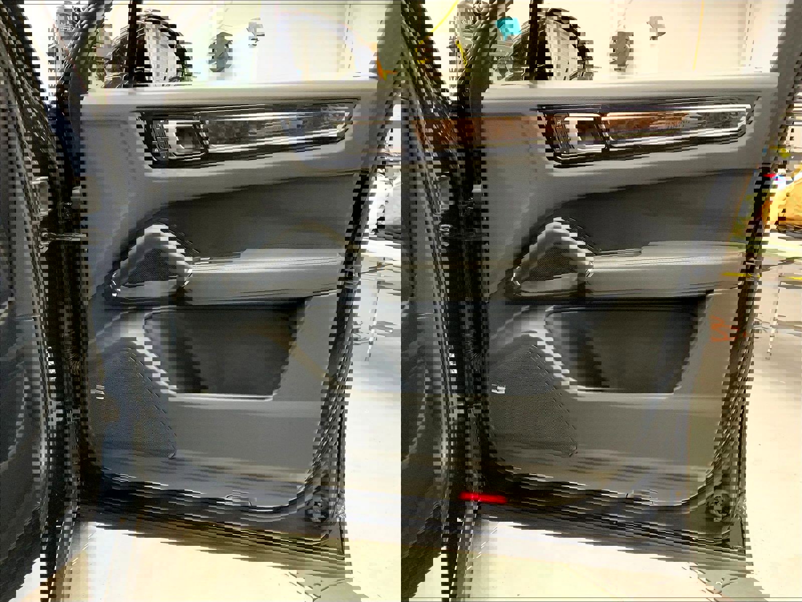 Used 2023 Porsche Cayenne Platinum Edition image 29