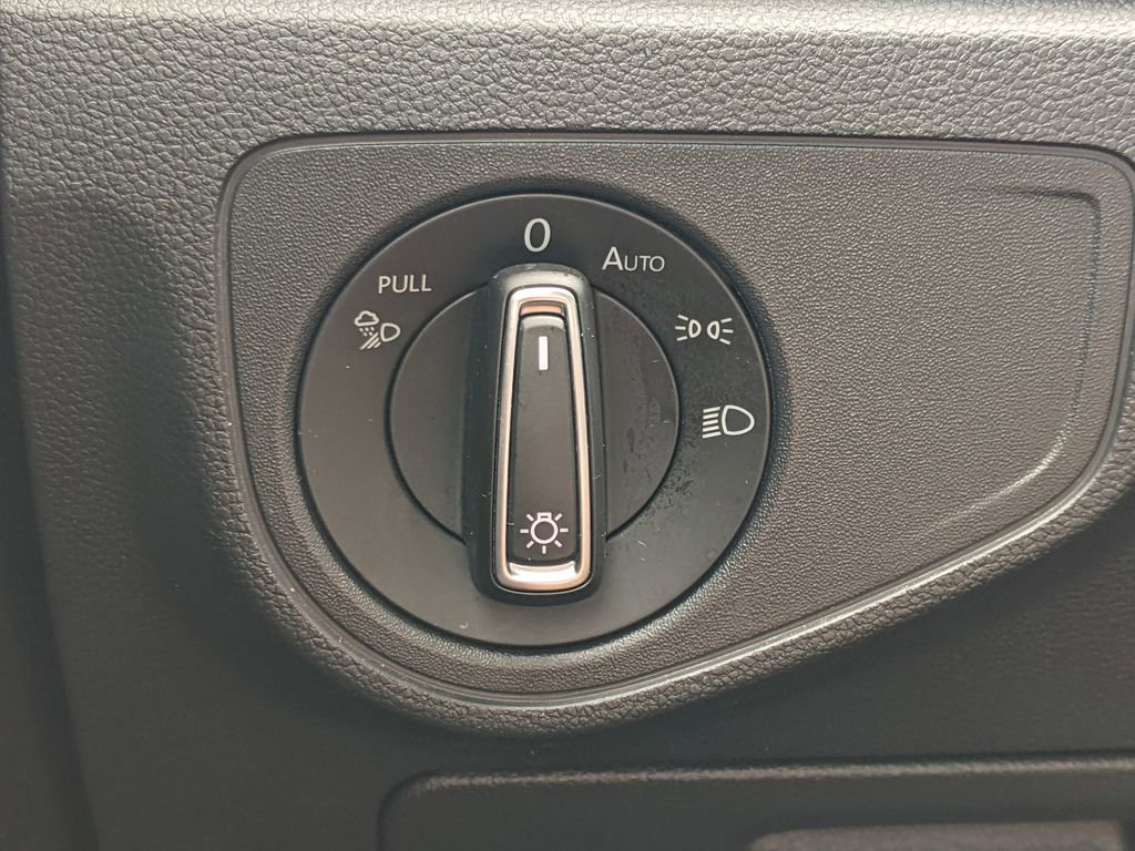 Used 2021 Volkswagen Atlas Cross Sport SE w/ Panoramic Sunroof Package image 21