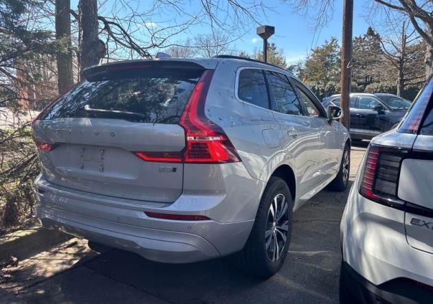 Used 2023 Volvo XC60 B5 Core image 4