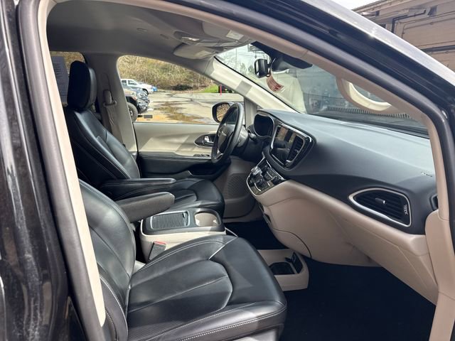Used 2023 Chrysler Pacifica Touring-L image 11