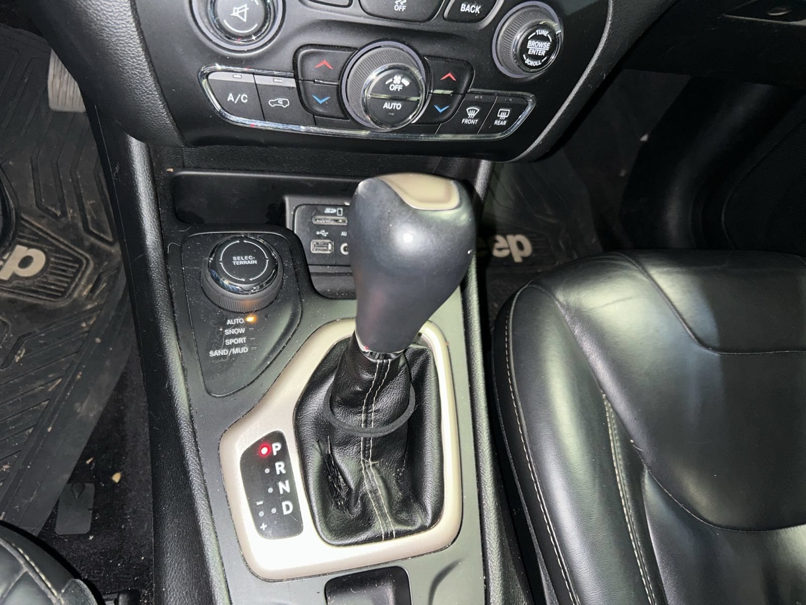 Used 2017 Jeep Cherokee Limited AWD/4WD image 8