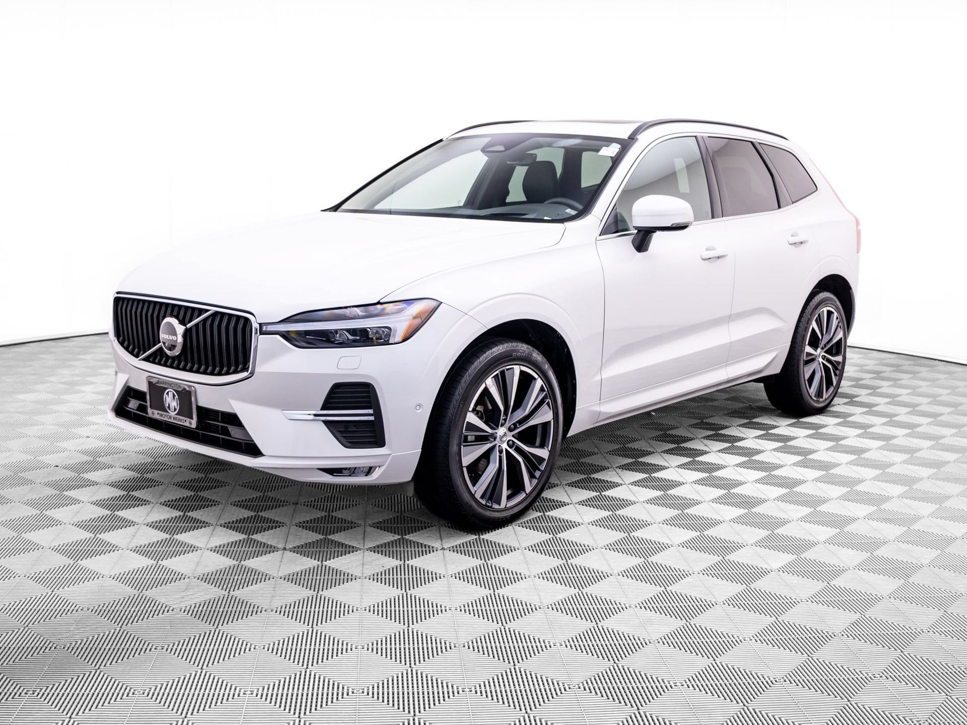 Used 2022 Volvo XC60 B5 Momentum w/ Advanced Package AWD/4WD image 1