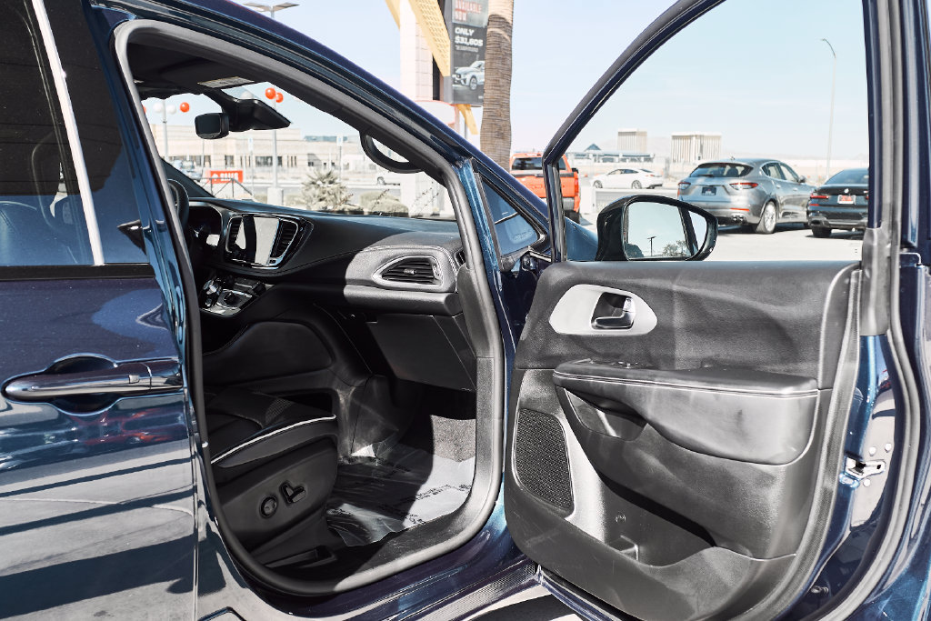 Used 2025 Chrysler Pacifica Limited FWD image 10