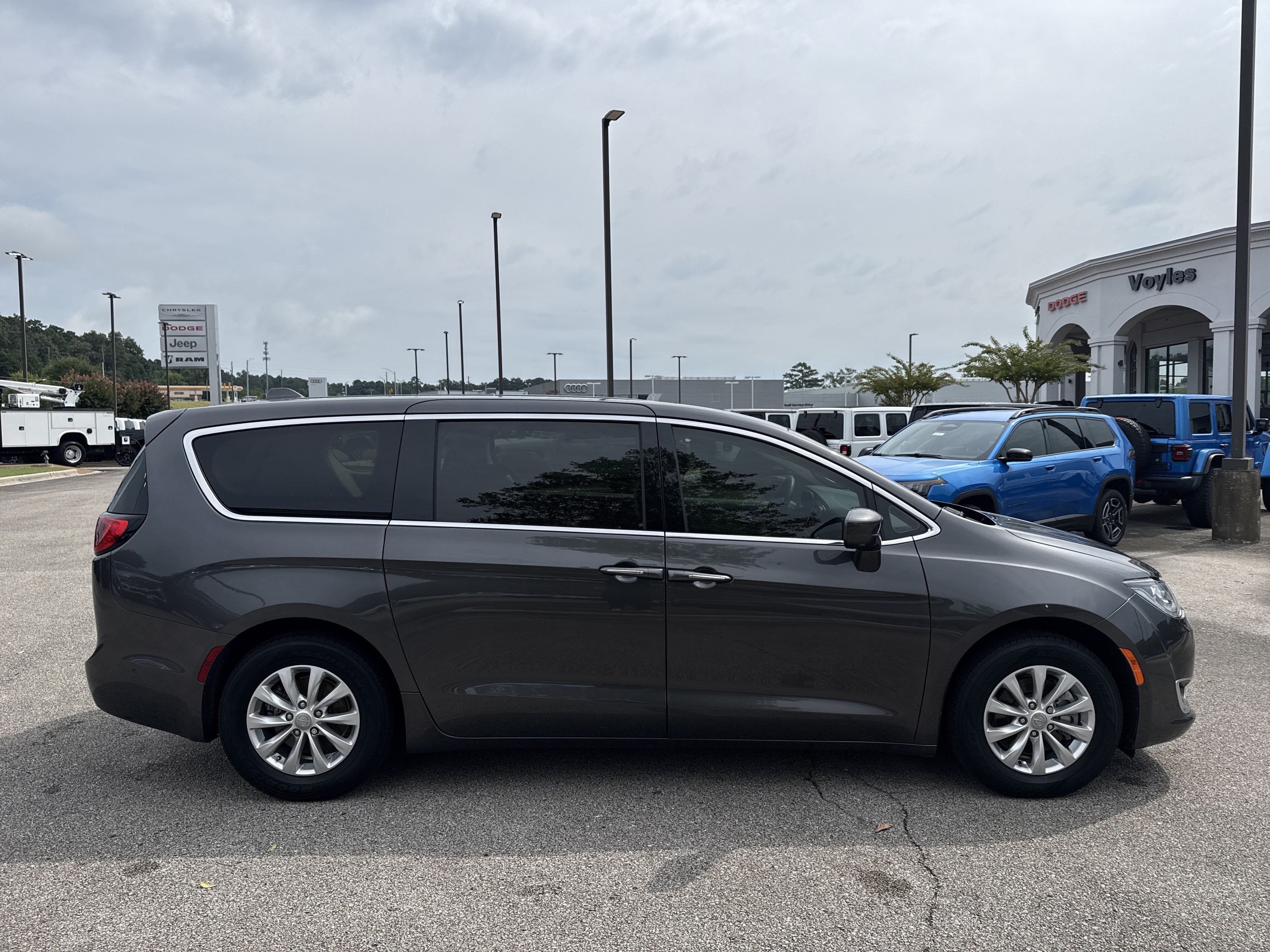 Used 2019 Chrysler Pacifica Touring Plus w/ Advanced Safetytec Group FWD image 8