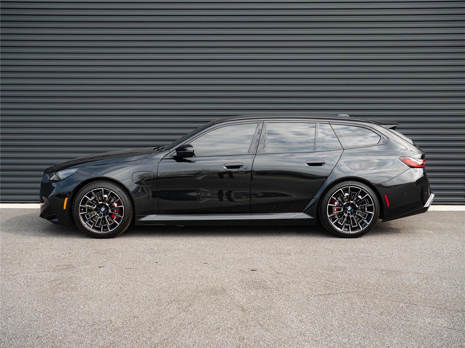 Used 2026 BMW M5 Touring AWD/4WD image 2