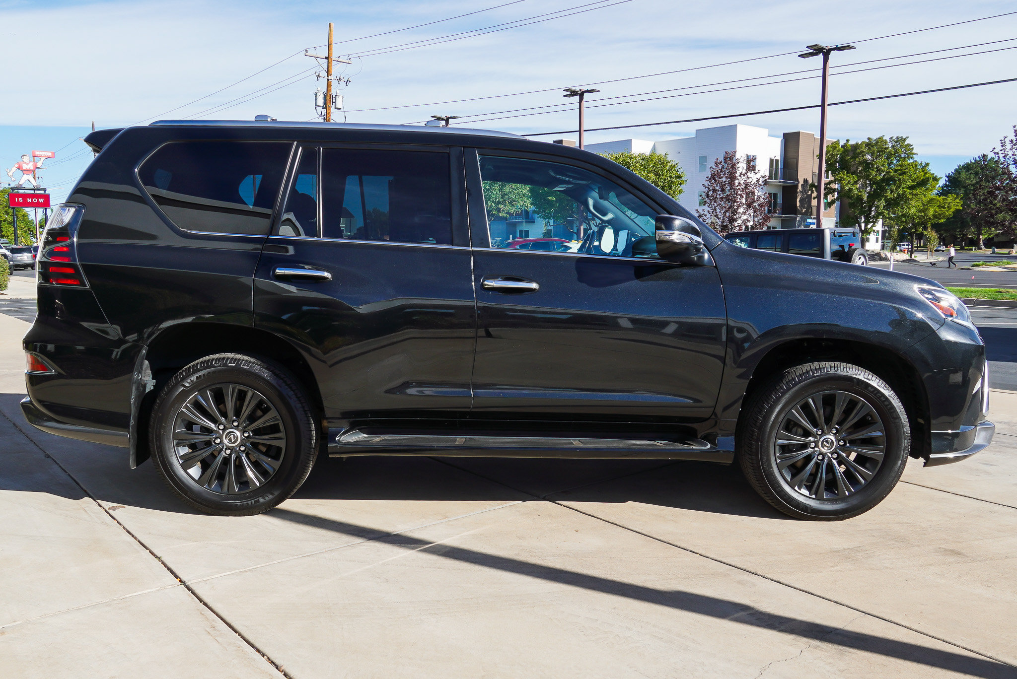 Used 2023 Lexus GX 460 Premium w/ Accessory Package AWD/4WD image 9