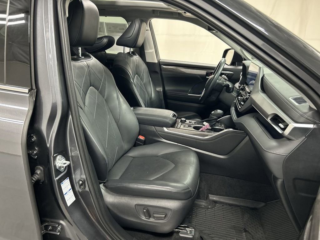 Used 2021 Toyota Highlander Platinum AWD/4WD image 25