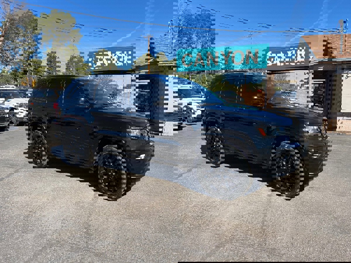 Used 2018 Jeep Grand Cherokee Altitude image 2