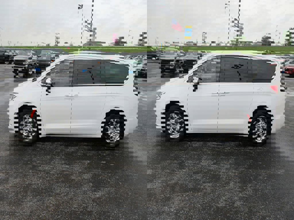 Used 2023 Chrysler Pacifica Touring-L image 2