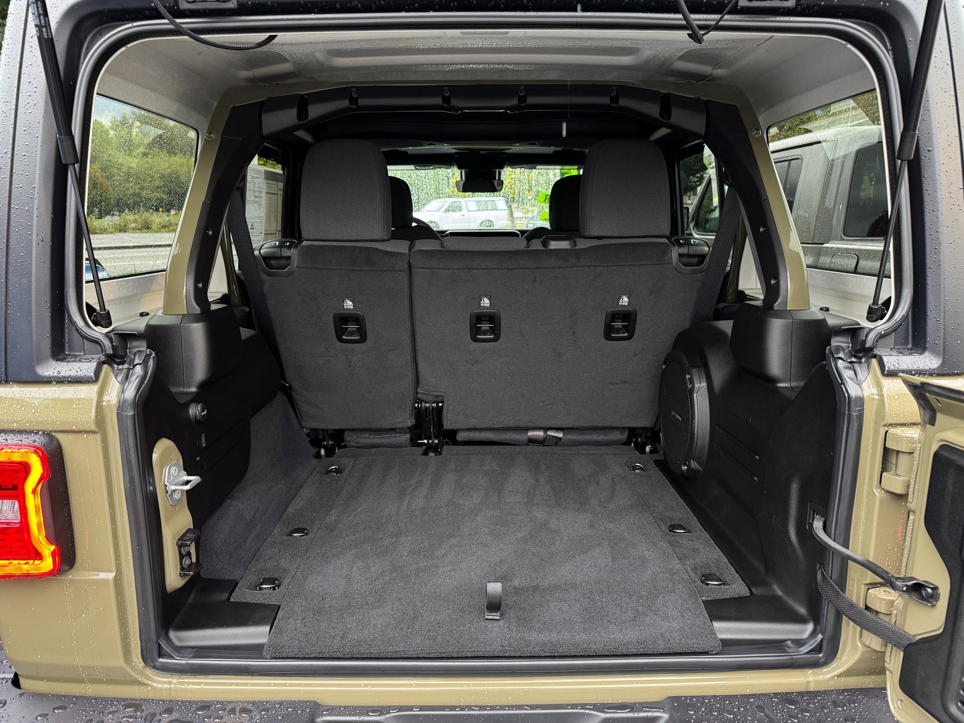 Used 2025 Jeep Wrangler Rubicon w/ Technology Group image 16