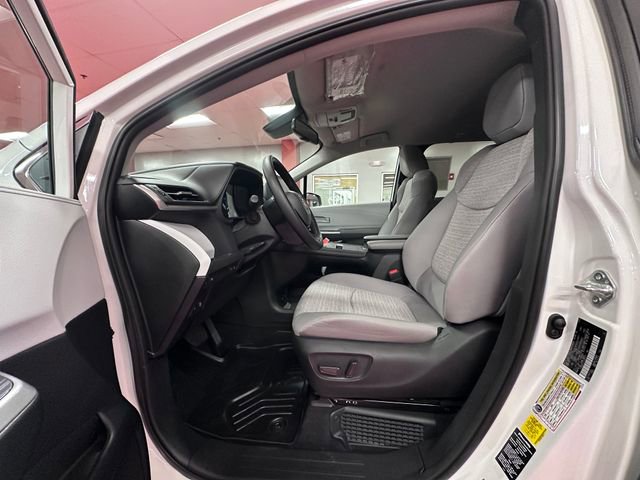 Used 2026 Toyota Sienna LE image 9