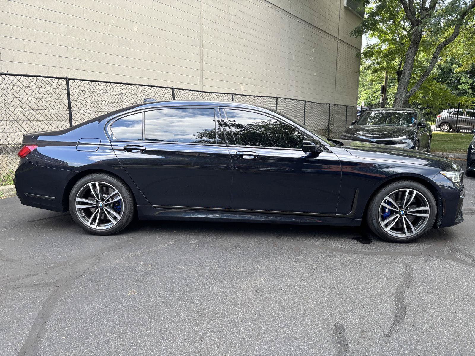 Used 2022 BMW 750i xDrive w/ Executive Package AWD/4WD image 2