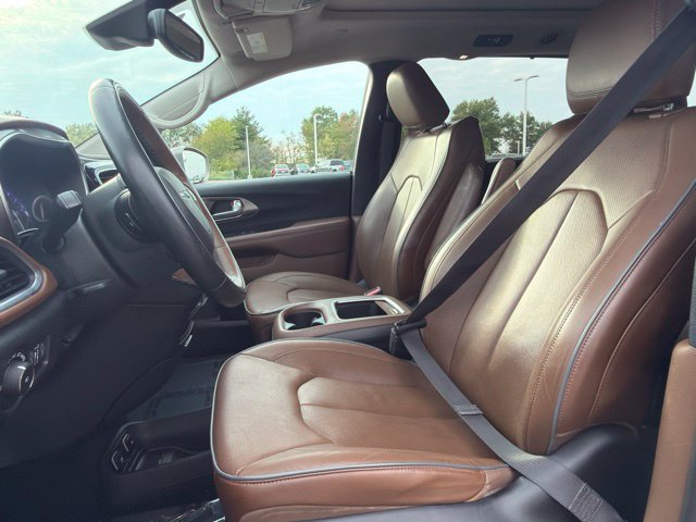 Used 2017 Chrysler Pacifica Limited FWD image 32