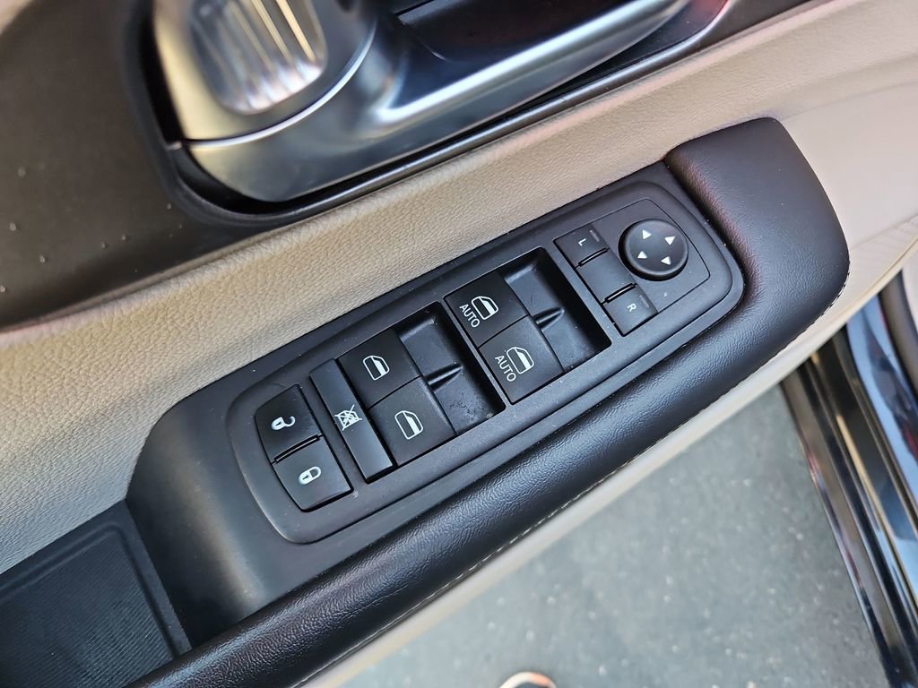 Used 2024 Chrysler Pacifica Touring-L image 26