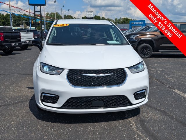 Used 2024 Chrysler Pacifica Touring-L FWD image 2