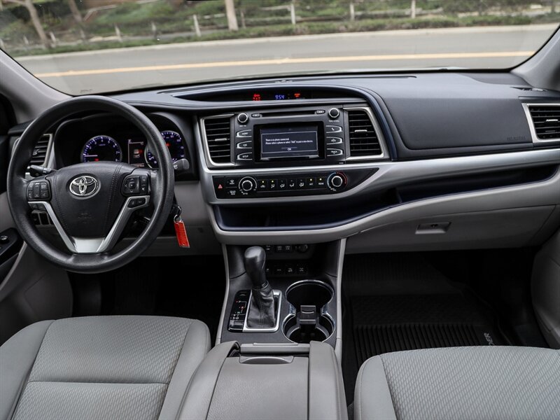 Used 2017 Toyota Highlander LE AWD/4WD image 16