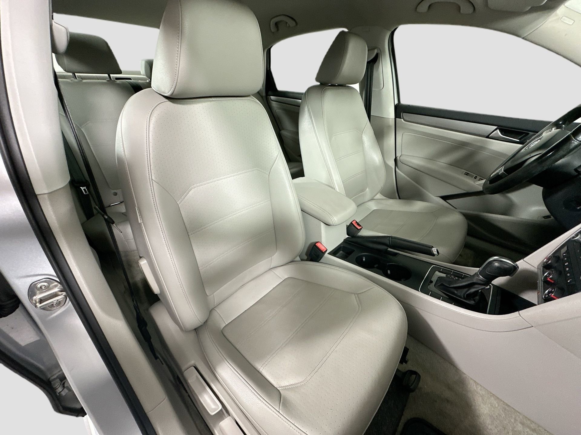 Used 2015 Volkswagen Passat 1.8T Limited Edition image 25